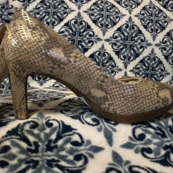 NWT, 6 1/2 Clarks Women's Ambyr Joy Pump, Beige Metallic - Picture 9 of 11